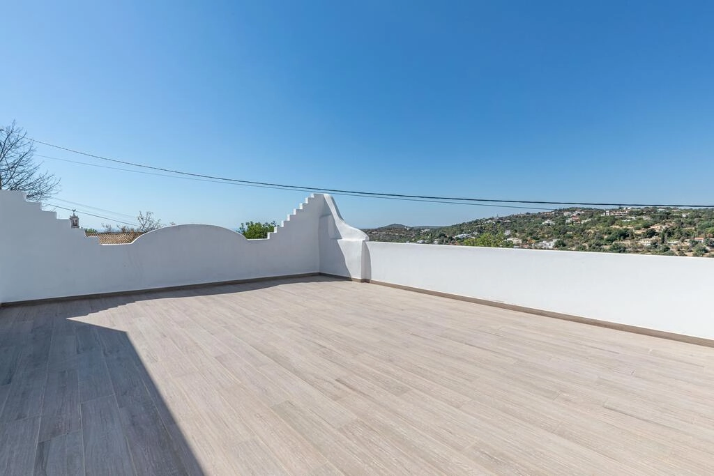 Elegant Four-Bedroom Villa For Sale in Loulé Elegant Four-Bedroom Villa For Sale in Loulé