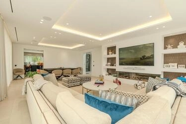 Luxusvilla mit 6 Schlafzimmern in Almancil